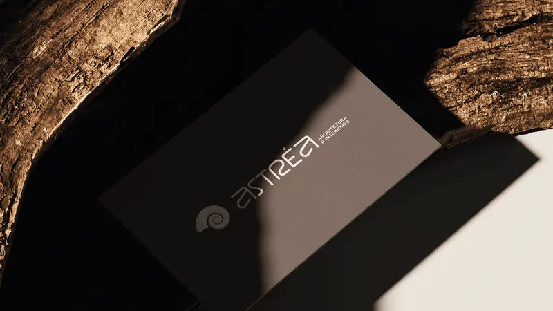 Cartão com o logotipo da Astréa sobre madeira