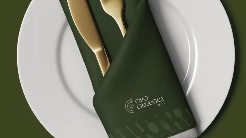 Guardanapo verde com logotipo sobre prato