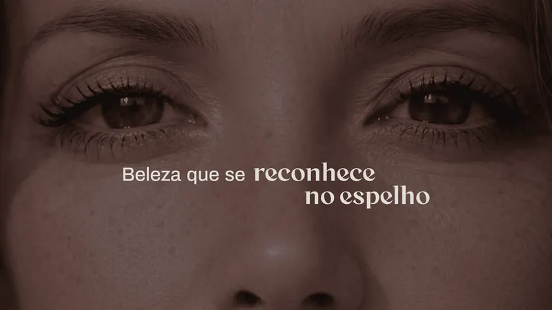 Olhar em close com a frase Beleza que se reconhece no espelho