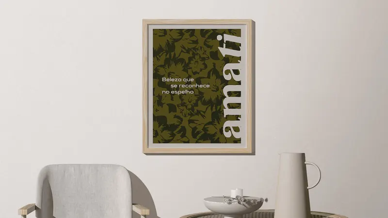 Quadro com padronagem floral verde e a frase da marca