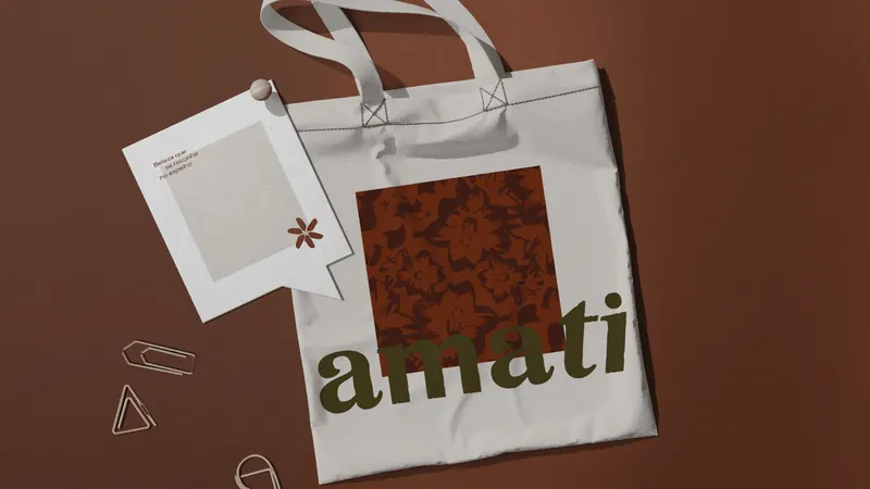 Ecobag e tag com padronagem e logotipo da Clínica Amati