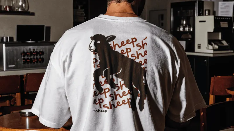 Camiseta com estampa de ovelha e padronagem